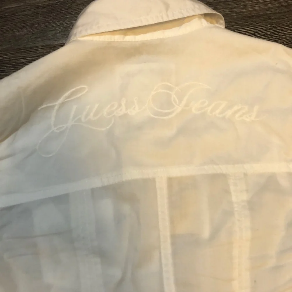 ⭐️NWT white button up Guess top ⭐️ - Picture 4 of 5